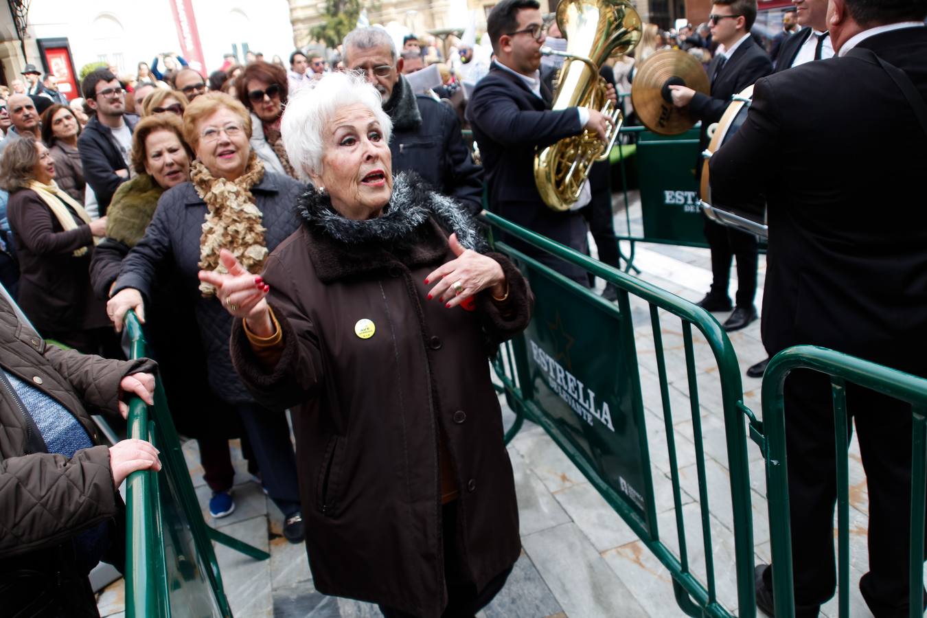 Tras el acto de presentación del cartel, tuvo lugar una fiesta sardinera en la plaza del Romea en la que se repartieron pasteles de carne y cerveza Estrella de Levante. 