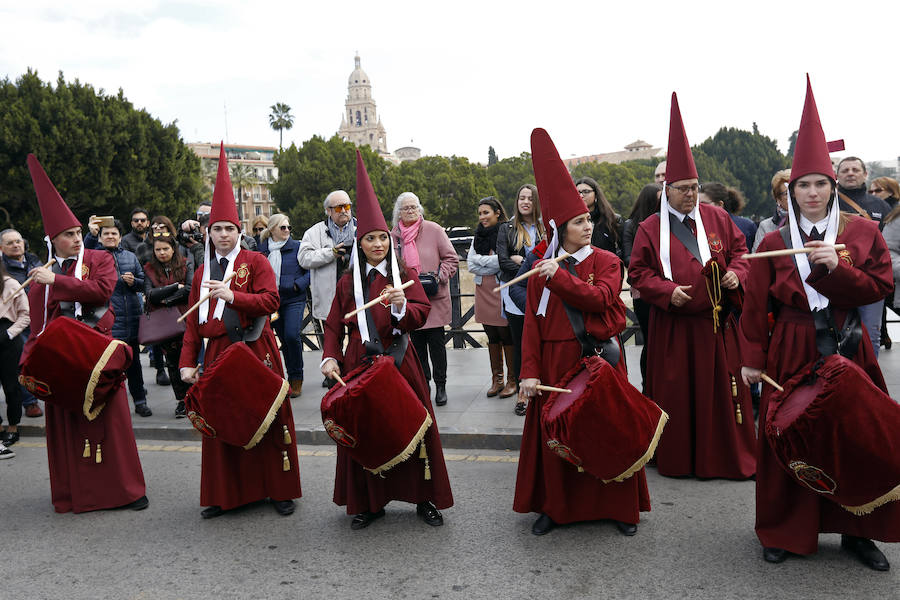 Las cofradías del Amparo, el Perdón y de Jesús protagonizan por las calles de la ciudad la tercera edición del 'Via Passionis'