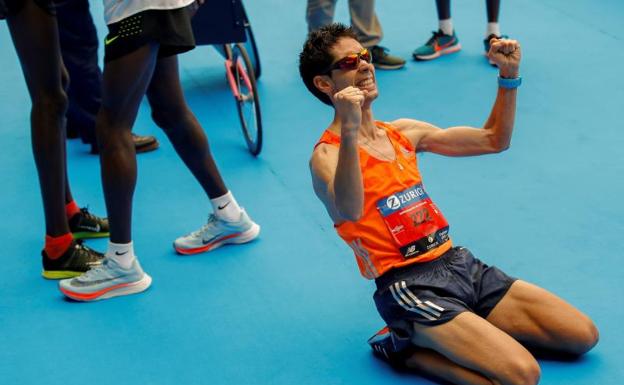 Javi Guerra, tras proclamarse campeón de España de maratón en Sevilla. 