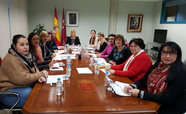 La consejera de Familia e Igualdad de Oportunidades, Violante Tomás, presidió hoy la reunión del jurado de los premios '8 de Marzo'.