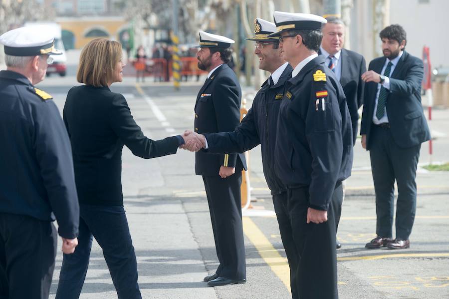 La ministra de Defensa embarca en el 'Tramontana' para presenciar una maniobra de inmersión y conocer el trabajo diario de sus tripulantes