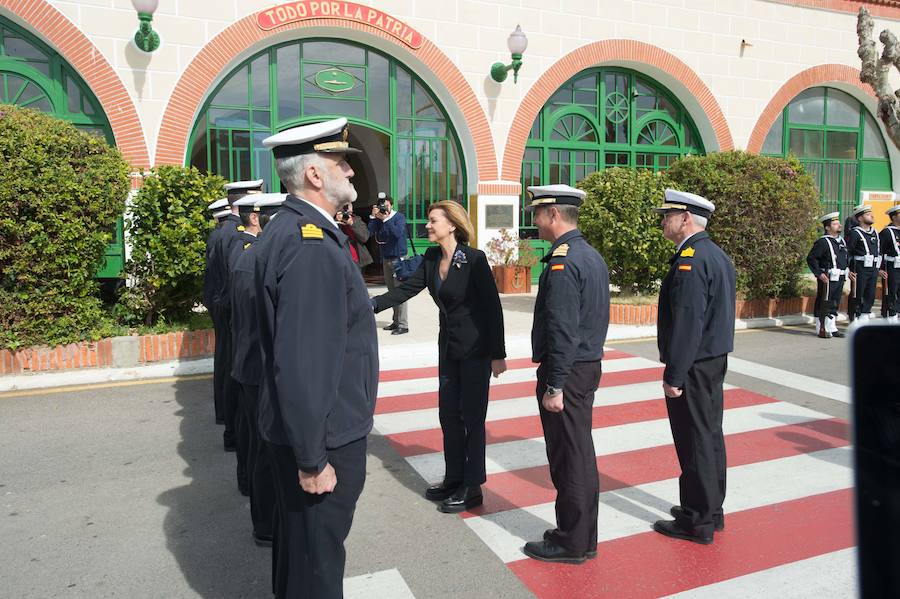 La ministra de Defensa embarca en el 'Tramontana' para presenciar una maniobra de inmersión y conocer el trabajo diario de sus tripulantes