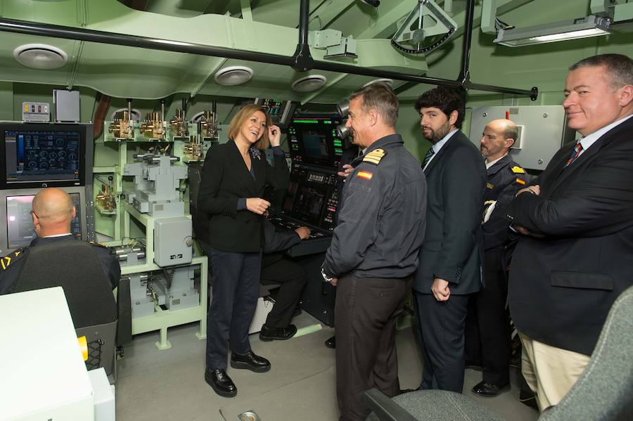 La ministra de Defensa embarca en el 'Tramontana' para presenciar una maniobra de inmersión y conocer el trabajo diario de sus tripulantes