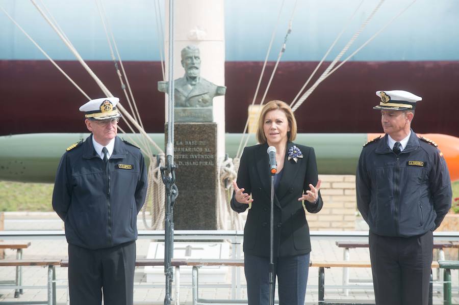 La ministra de Defensa embarca en el 'Tramontana' para presenciar una maniobra de inmersión y conocer el trabajo diario de sus tripulantes