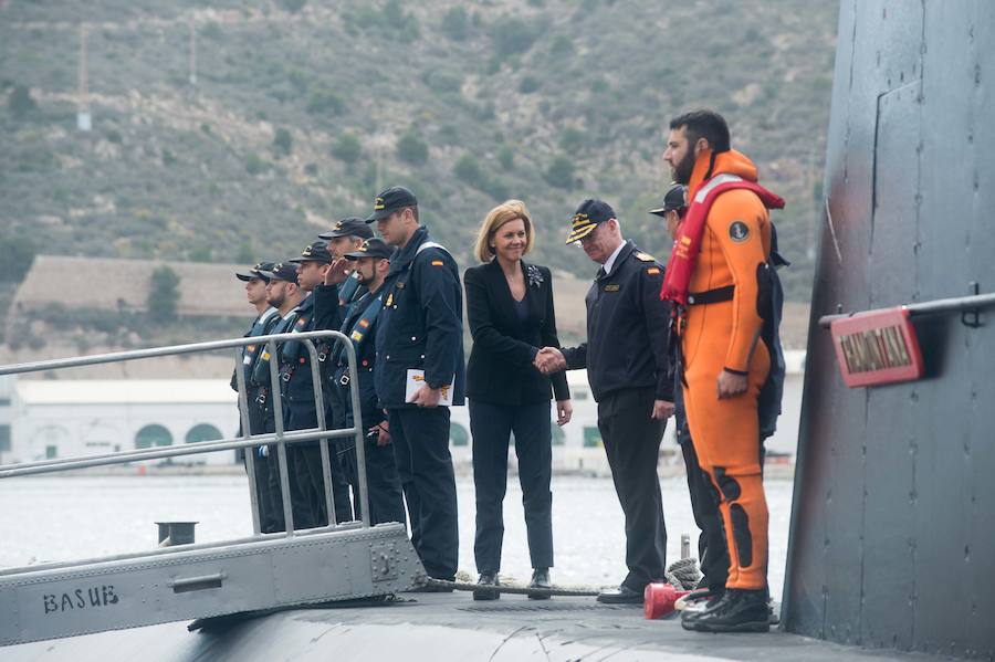 La ministra de Defensa embarca en el 'Tramontana' para presenciar una maniobra de inmersión y conocer el trabajo diario de sus tripulantes