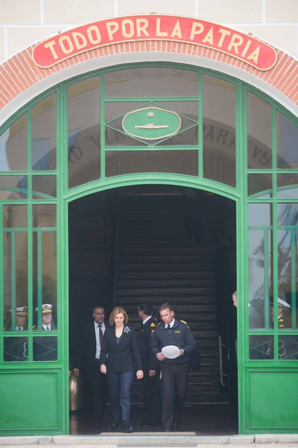 La ministra de Defensa embarca en el 'Tramontana' para presenciar una maniobra de inmersión y conocer el trabajo diario de sus tripulantes