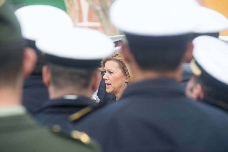 La ministra de Defensa embarca en el 'Tramontana' para presenciar una maniobra de inmersión y conocer el trabajo diario de sus tripulantes