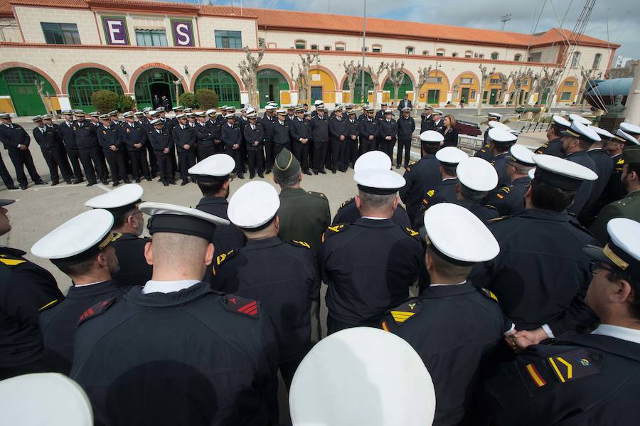 La ministra de Defensa embarca en el 'Tramontana' para presenciar una maniobra de inmersión y conocer el trabajo diario de sus tripulantes