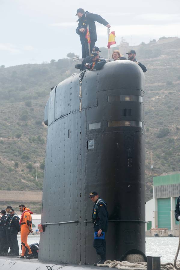 La ministra de Defensa embarca en el 'Tramontana' para presenciar una maniobra de inmersión y conocer el trabajo diario de sus tripulantes