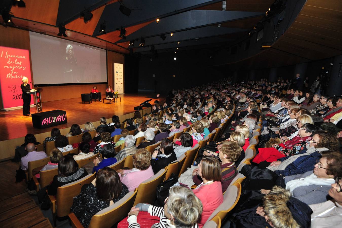 Más de 400 personas abarrotan la Sala Miguel Ángel Clares del Auditorio de Murcia para reconocer el papel de las féminas