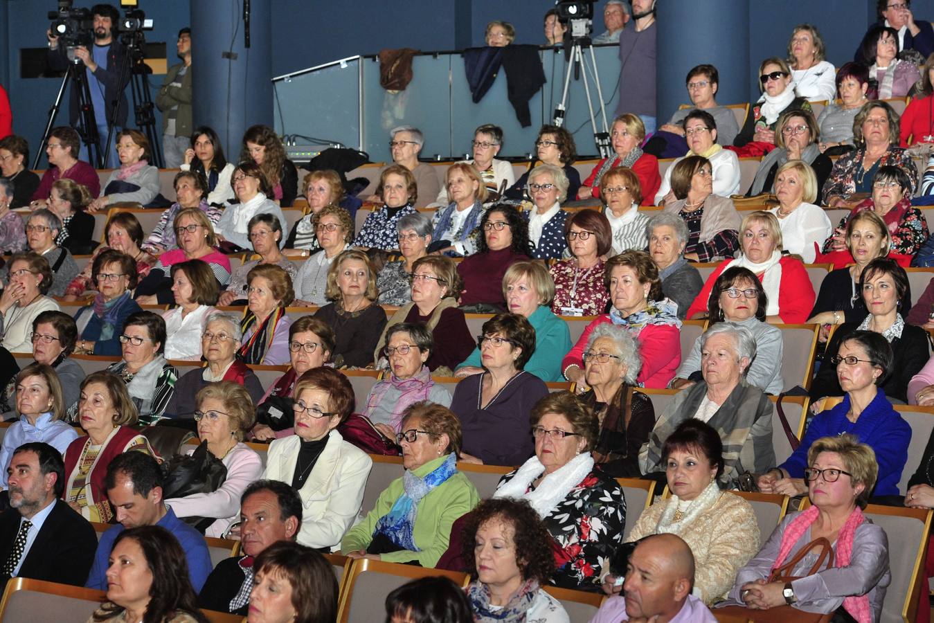Más de 400 personas abarrotan la Sala Miguel Ángel Clares del Auditorio de Murcia para reconocer el papel de las féminas