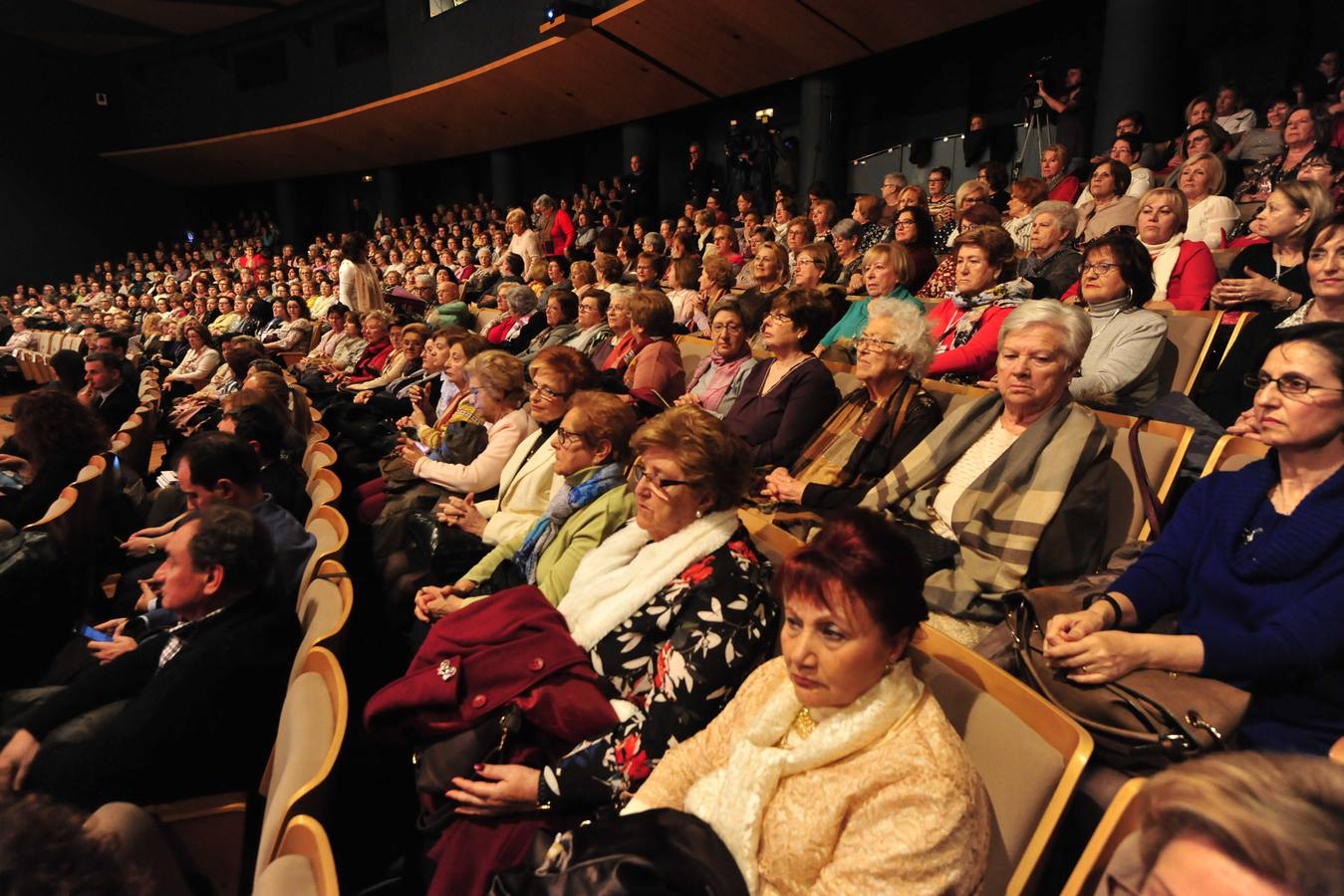 Más de 400 personas abarrotan la Sala Miguel Ángel Clares del Auditorio de Murcia para reconocer el papel de las féminas