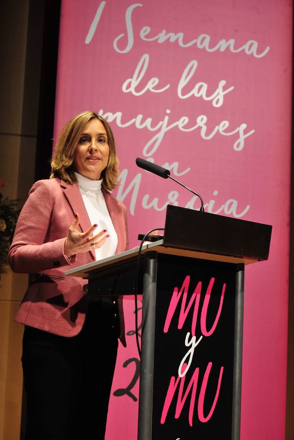 Más de 400 personas abarrotan la Sala Miguel Ángel Clares del Auditorio de Murcia para reconocer el papel de las féminas