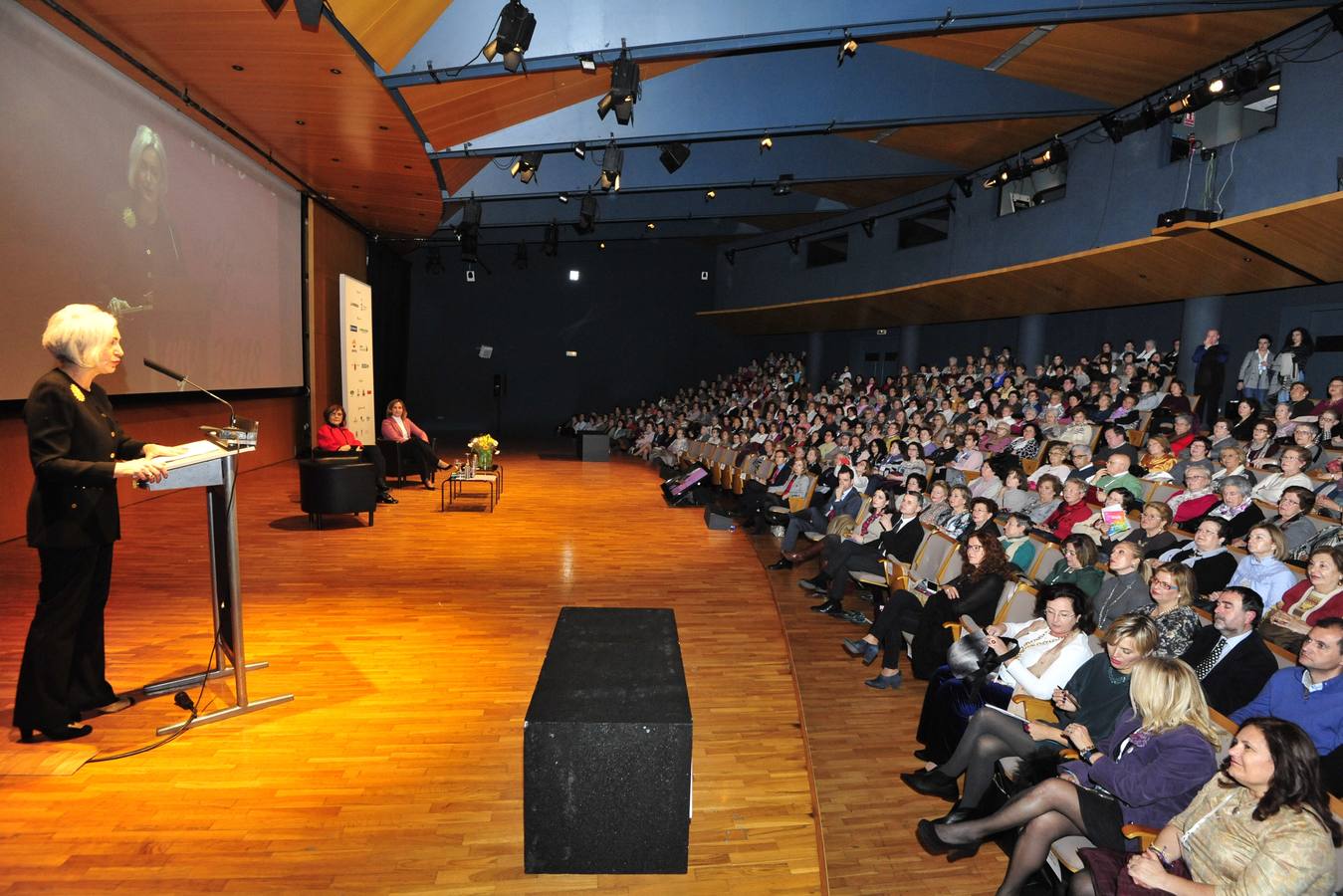 Más de 400 personas abarrotan la Sala Miguel Ángel Clares del Auditorio de Murcia para reconocer el papel de las féminas