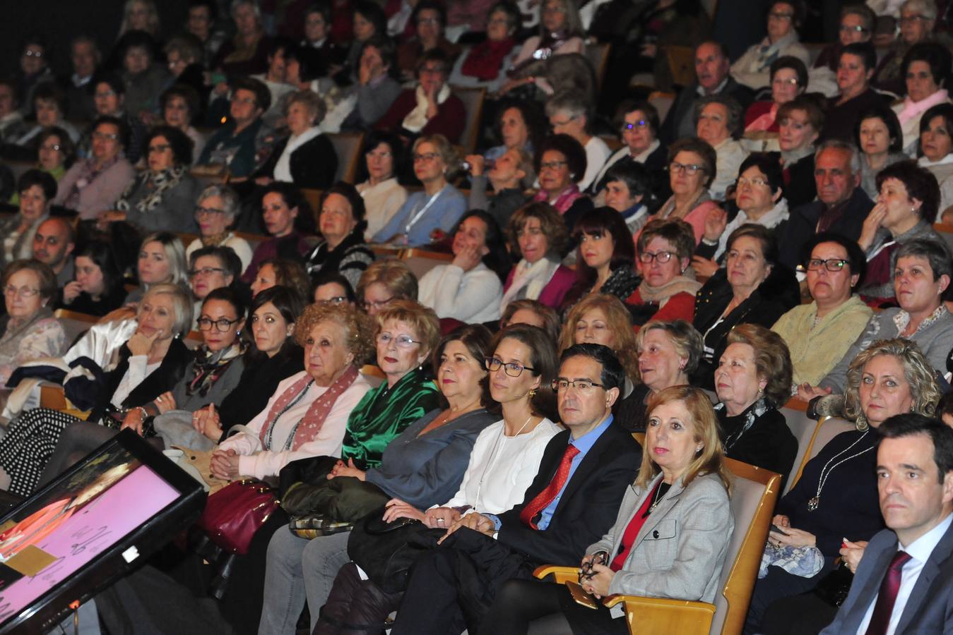 Más de 400 personas abarrotan la Sala Miguel Ángel Clares del Auditorio de Murcia para reconocer el papel de las féminas