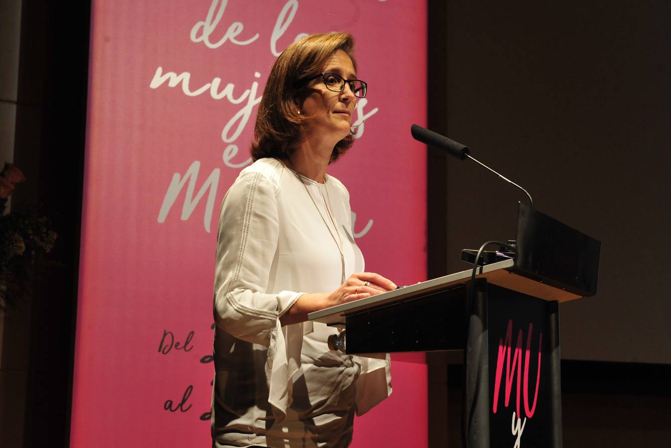 Más de 400 personas abarrotan la Sala Miguel Ángel Clares del Auditorio de Murcia para reconocer el papel de las féminas