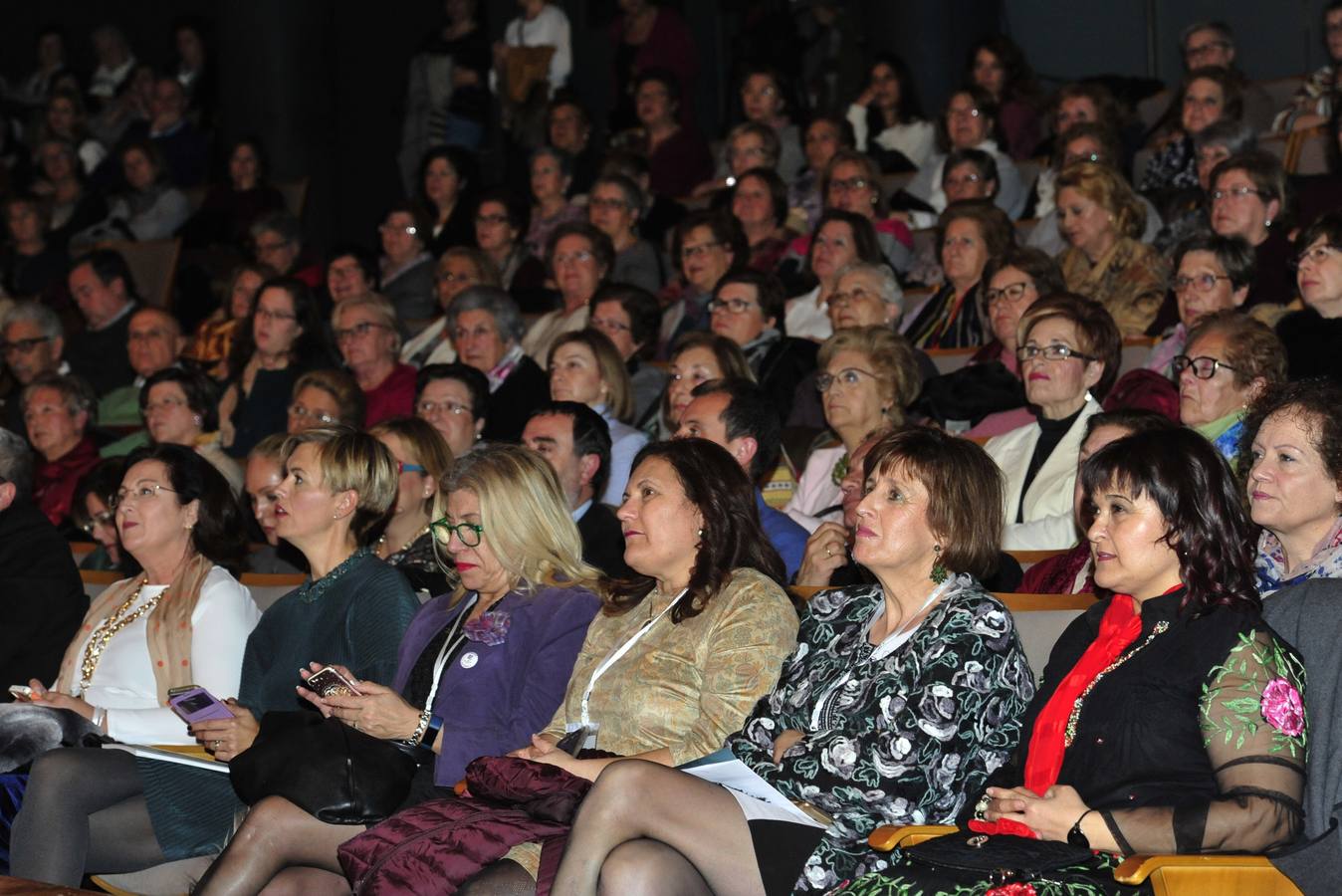 Más de 400 personas abarrotan la Sala Miguel Ángel Clares del Auditorio de Murcia para reconocer el papel de las féminas