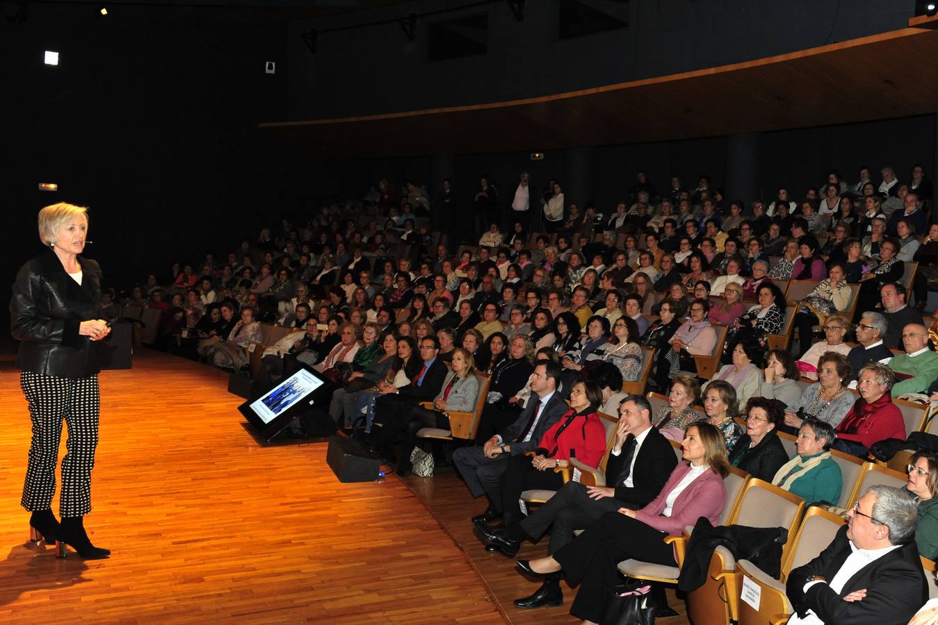 Más de 400 personas abarrotan la Sala Miguel Ángel Clares del Auditorio de Murcia para reconocer el papel de las féminas