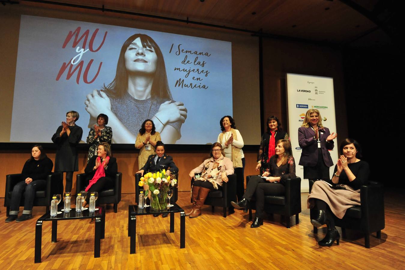 Más de 400 personas abarrotan la Sala Miguel Ángel Clares del Auditorio de Murcia para reconocer el papel de las féminas