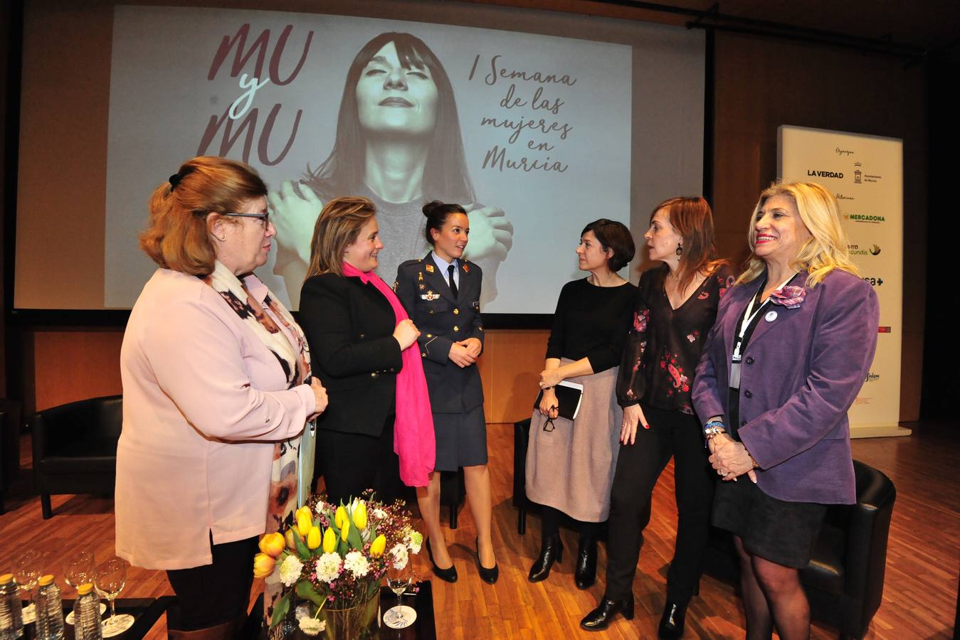 Más de 400 personas abarrotan la Sala Miguel Ángel Clares del Auditorio de Murcia para reconocer el papel de las féminas