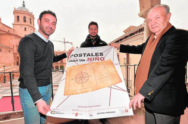 Agustín Llamas, José Galera y José Moreno, con el cartel.