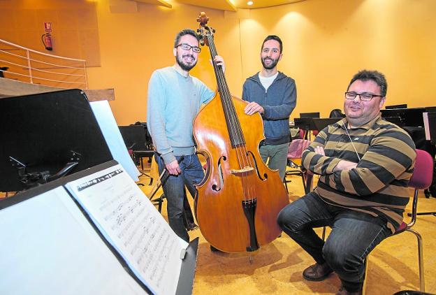 Emilio y Álvaro Yepes, en el Conservatorio de Cartagena, con el director Leonardo Martínez.