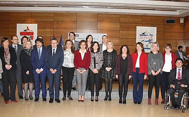 La consejera Violante Tomás (6ª dcha.), en la reunión del Pleno del Consejo Territorial de Servicios Sociales y del Sistema para la Autonomía y Atención a la Dependencia, presidido por la ministra de Sanidad, Dolors Monserrat.