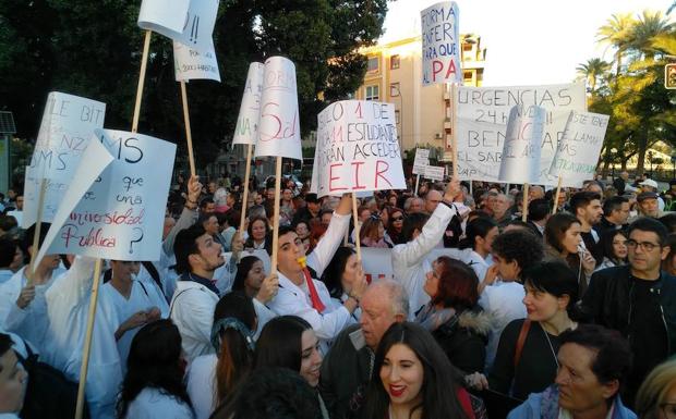 Manifestantes de la Marea Blanca, este jueves, en Murcia.