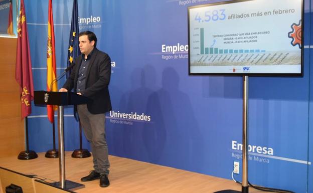 El director general del SEF, Alejandro Zamora, durante la rueda de prensa en la que valoró los datos del paro y afiliación a la Seguridad Social del mes de febrero