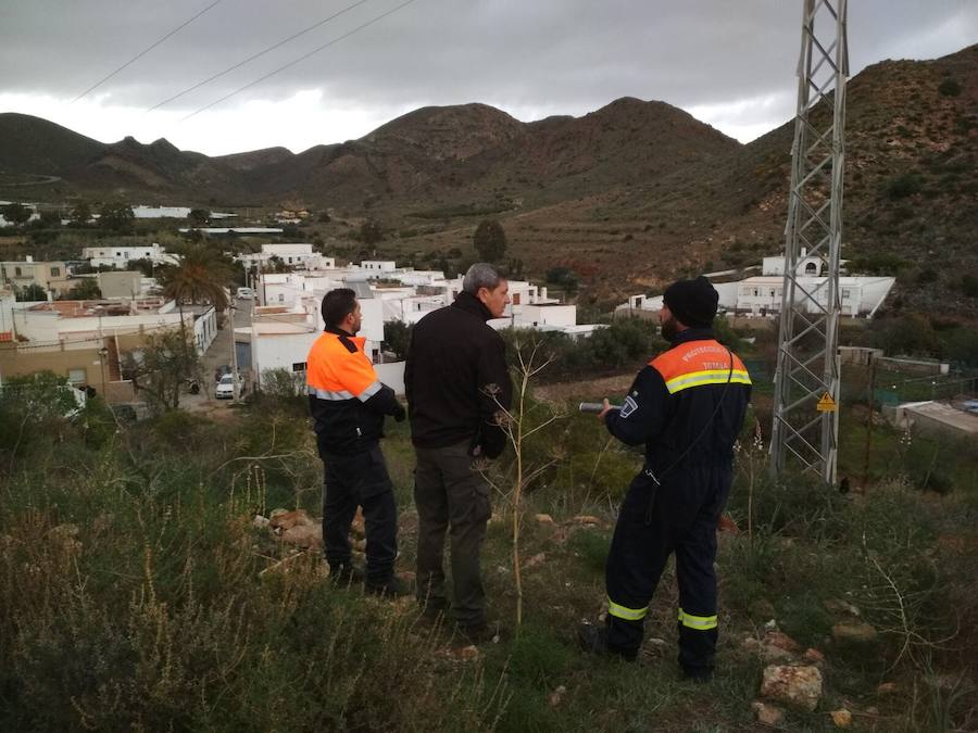 La agrupación cuenta con personal especializado en el uso de drones para búsqueda y rescate, así como con la ayuda de perros adiestrados para estos trabajos