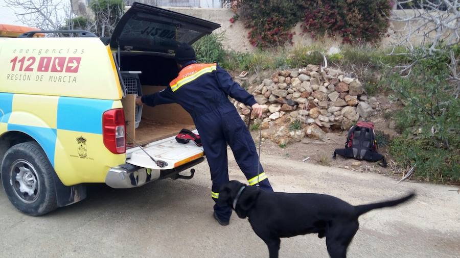 La agrupación cuenta con personal especializado en el uso de drones para búsqueda y rescate, así como con la ayuda de perros adiestrados para estos trabajos