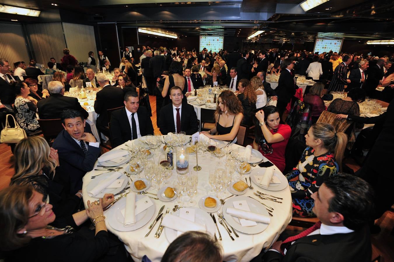 Casi mil personas celebran la tradicional cena de gala del Entierro de la Sardina