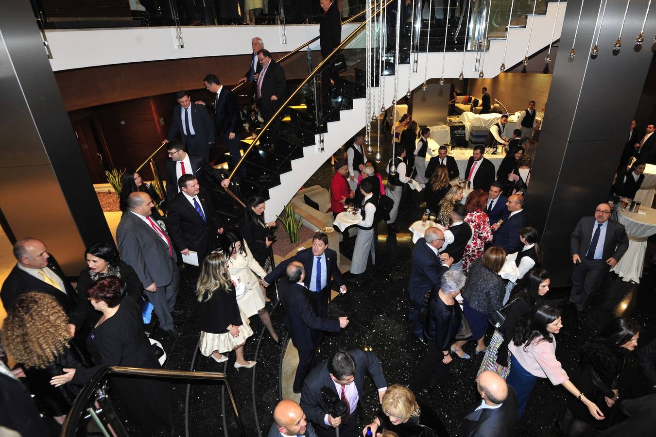 Casi mil personas celebran la tradicional cena de gala del Entierro de la Sardina