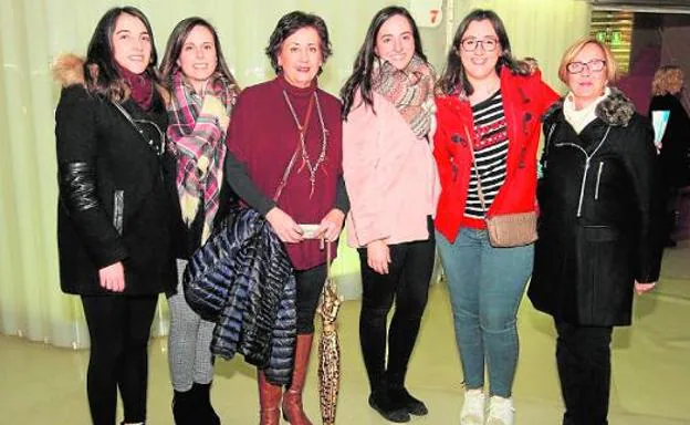 Esther y Verónica Sánchez, Ana María Piñana, Marina Sánchez Meca, Ana Hernández e Isabel Meca, antes del concierto en el Auditorio El Batel.