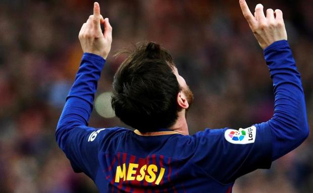 Leo Messi celebra su gol de libre directo.