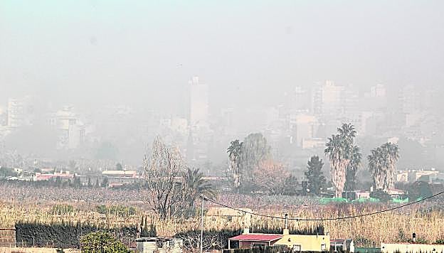 Cieza cubierta por una densa nube de humo el pasado 24 de febrero.