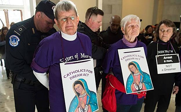 Varios protestantes de una comunidad católica son detenidos. 