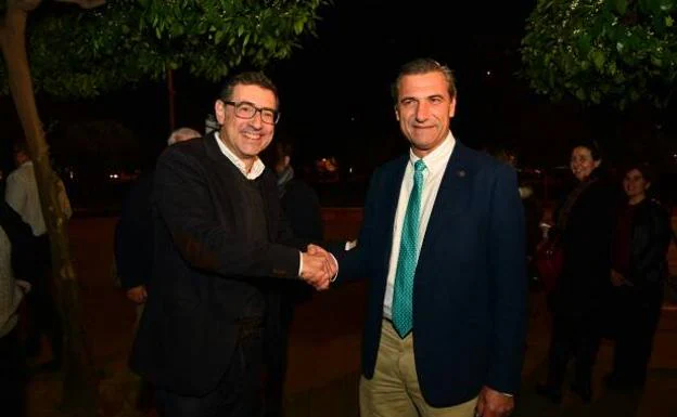 Los candidatos a rector de la UMU José Luján y Pedro Lozano se saludan tras conocer los resultados. 