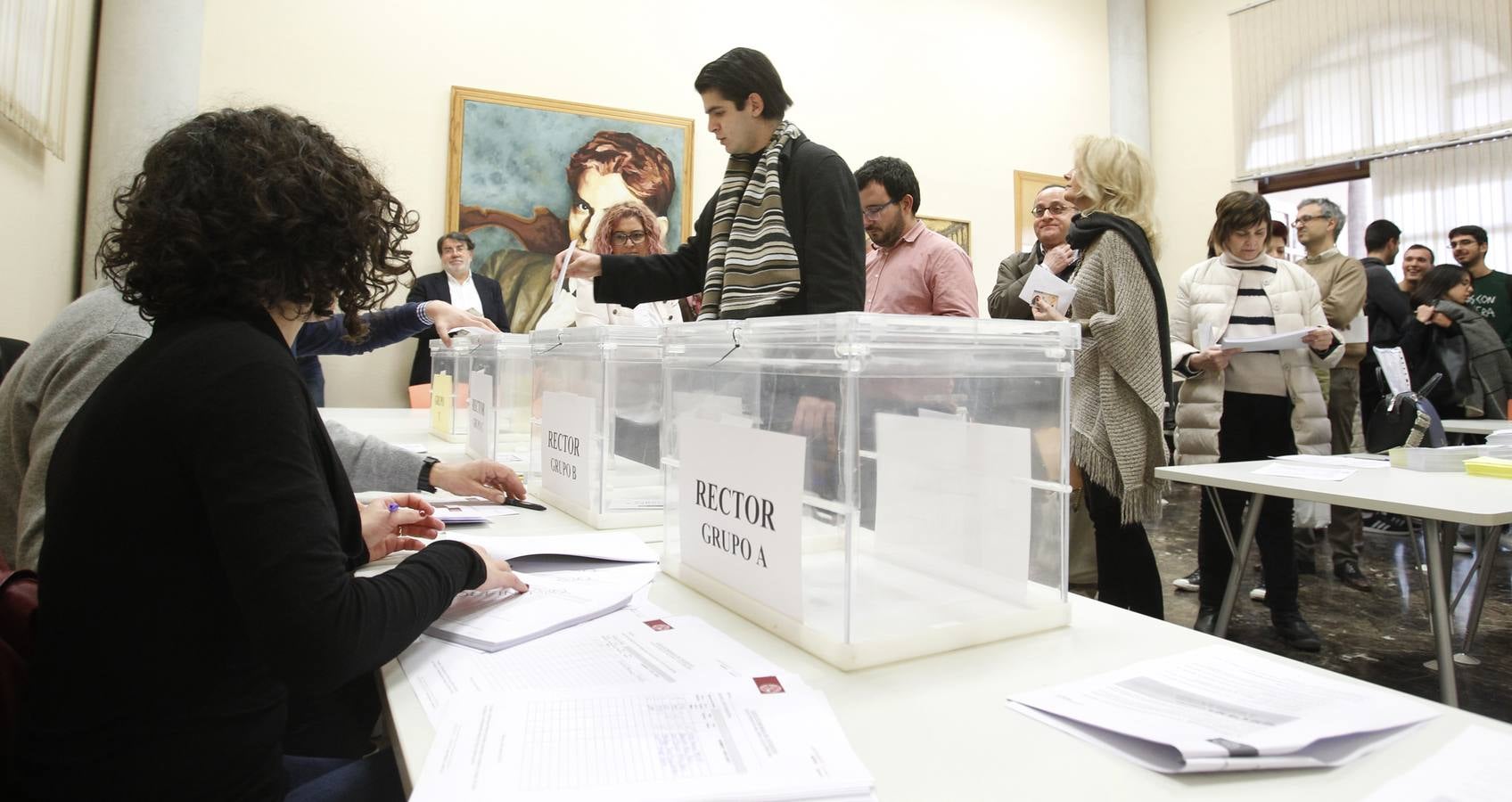 El catedrático de la Facultad de Ciencias del Trabajo y presidente del Consejo Económico y Social (CES), José Luján, se impuso con autoridad en la elecciones al Rectorado de la Univerdidad de Murcia, donde logró el 34,56% de los apoyos.