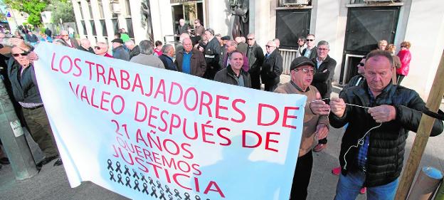 Algunos de los trabajadores afectados se concentraron ayer a las puertas del Palacio de Justicia de Murcia.