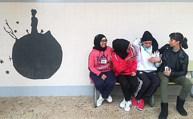 Hplay #1. Fátima, Belén, Nieves y Saliha son las integrantes de este equipo de 4º de ESO del IES Antonio Hellín Costa de Puerto de Mazarrón con José Hernández de tutor. 