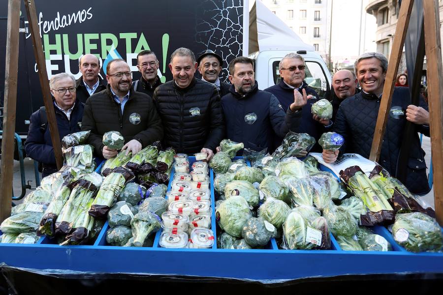 Los asistentes repartieron fruta y verduras en la plaza de Callao, Cascorro y Lavapiés, para pedir solidaridad ante el déficit hídrico del Levante.