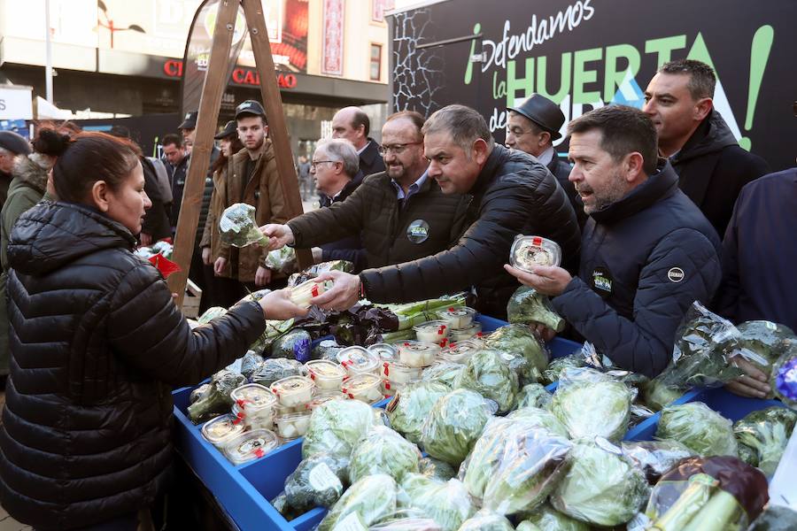 Los asistentes repartieron fruta y verduras en la plaza de Callao, Cascorro y Lavapiés, para pedir solidaridad ante el déficit hídrico del Levante.