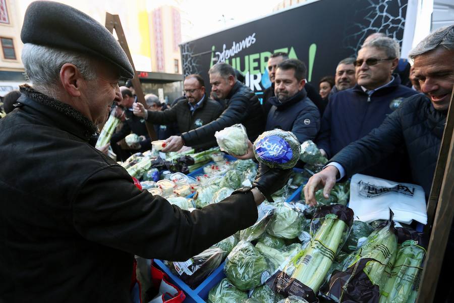 Los asistentes repartieron fruta y verduras en la plaza de Callao, Cascorro y Lavapiés, para pedir solidaridad ante el déficit hídrico del Levante.