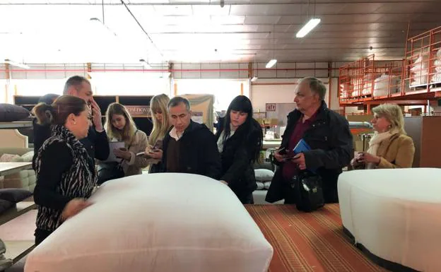 Compradores rusos visitan empresas de mueble en Yecla