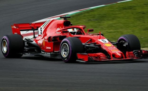 Sebastian Vettel rueda sobre el trazado con su Ferrari. 