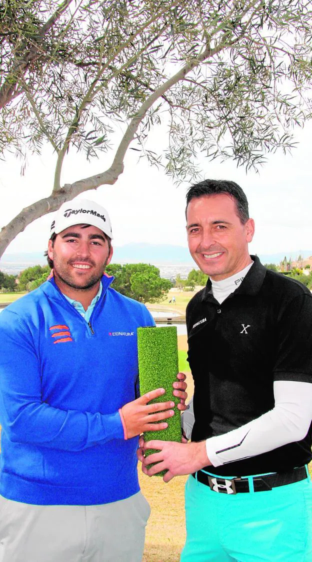 A Mario Galiano (i) y Teo Arnaldos, jugador y patrocinador, les une el amor por el césped.