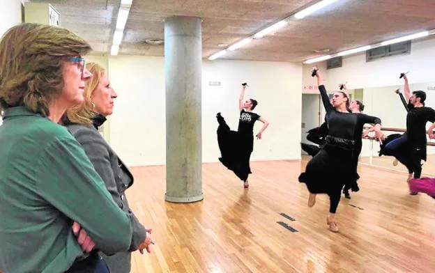 Marta López-Briones y Carmen Rubio asisten a un ensayo del Ballet Español de Murcia, ayer.