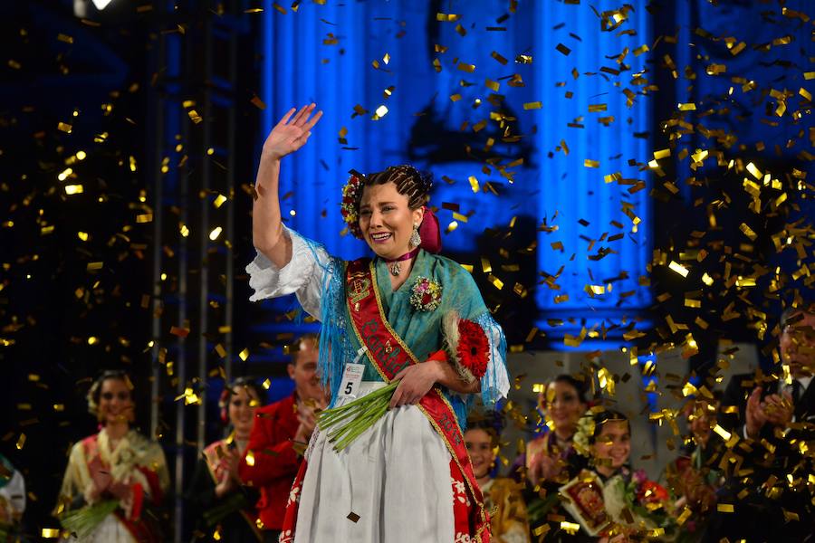 Laura Navarro Lizán, de la peña El Pimiento, se hace con la corona de azahar, mientras que Alba Ros Ruiz, de la peña San Isidro-La Panocha, es elegida Reina Infantil, en una gala en la plaza Belluga de Murcia