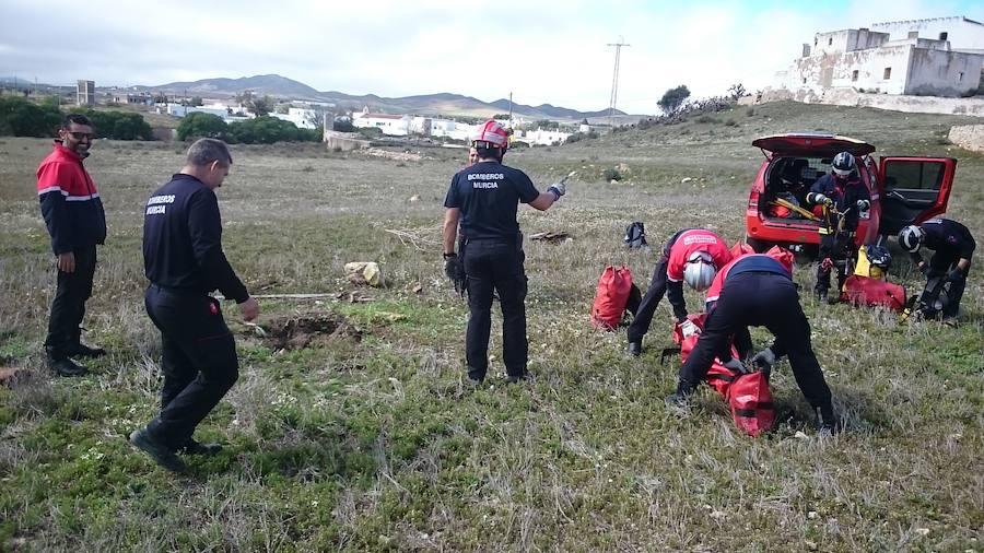 Efectivos voluntarios del cuerpo de bomberos de Murcia se han desplazado hasta la provincia de Almería para tratar de encontrar al pequeño